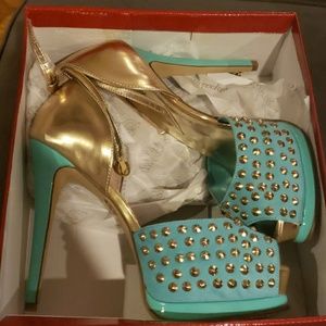 Breckelle's Turquoise and Gold Pump